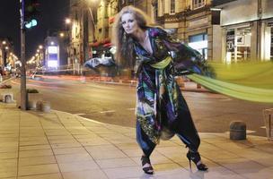 elegant vrouw Aan stad straat Bij nacht foto