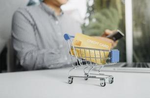 technologie, mensen en online boodschappen doen concept - gelukkig glimlachen Mens met tablet pc computer en credit kaart Bij huis foto