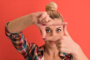 jong vrouw over- kleur achtergrond foto