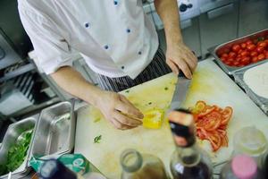 chef-kok bereiden van voedsel foto