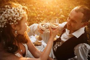 mooi bruiloft paar Bij een picknick onder boom foto