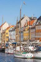 visvangst boten en een kleurrijk rij van oud gebouwen in nyhavn. Kopenhagen, Denemarken. foto