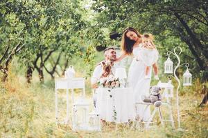 jong familie met kind Bij een picknick foto