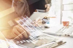 vrouw accountant gebruik rekenmachine en computer met Holding pen Aan foto