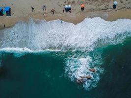 strand met zon ligstoelen Aan de kust van de oceaan foto