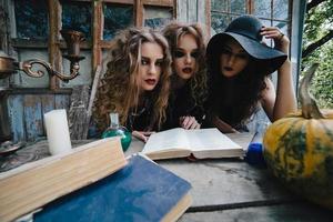 drie vintage heksen voeren een magisch ritueel uit foto