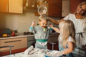 moeder en spelende kinderen foto