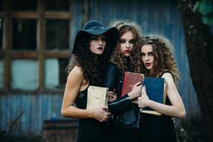 drie vintage vrouwen als heksen foto