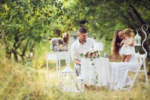 jong familie met kind Bij een picknick foto