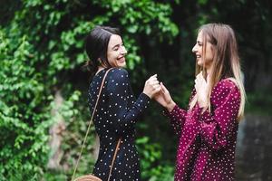 twee vrienden in de park foto