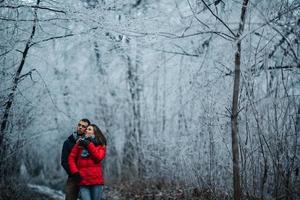 paar wandelen Aan een winter park foto