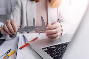 bedrijf hand- werken en laptop met Aan Aan bouwkundig project Bij bouw plaats Bij kantoor bureau in kantoor foto