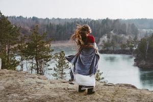 jong mooi meisje poseren Aan een achtergrond van meer foto