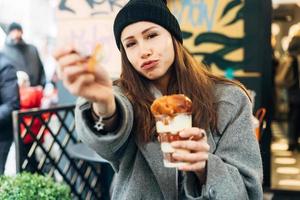 gelukkig meisje aan het eten toetje in een cafe foto