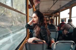 vrouw op reis binnen de tram foto