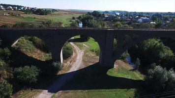 antenne schot van de steen spoorweg brug foto