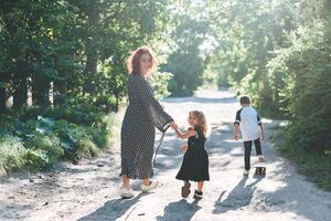 een vrouw wandelen met haar kinderen Aan de weg foto
