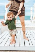 mam en haar weinig zoon Aan de strand, Aan vakantie foto