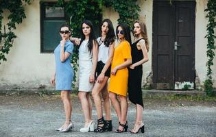 vijf mooi jong meisjes in jurken foto