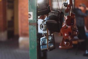 oud camera's zijn verkocht Bij een straat markt foto