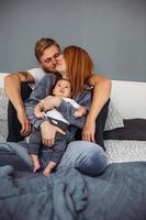 gelukkig familie met pasgeboren baby Aan de bed foto