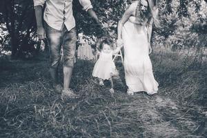 jong familie wandelen in de tuin foto