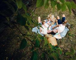 gelukkig familie Aan gazon in de park foto