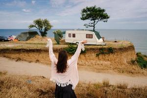 mooi, jong meisje poseren Aan een wild kust foto