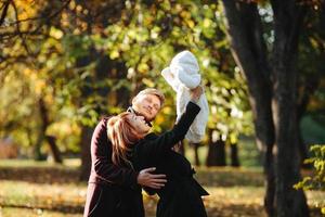 jong familie en pasgeboren zoon in herfst park foto