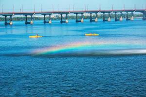 atleten in kajaks in opleiding in de buurt de rivier- fontein in een regenboog van spatten. foto