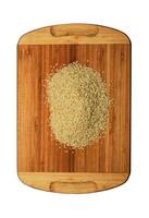 een klein handvol van sesam zaden Aan een houten bord. geïsoleerd Aan wit achtergrond foto