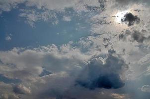 prachtig zicht bij zonnestralen met wat lensflares en wolken in een blauwe lucht foto