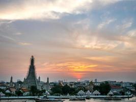 tempel van dageraad pagode onder schemering lucht foto