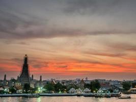 tempel van dageraad pagode onder schemering lucht foto