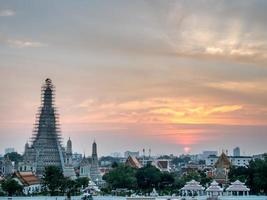 tempel van dageraad pagode onder schemering lucht foto