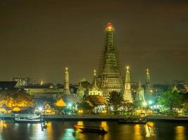 tempel van dageraad pagode onder schemering lucht foto
