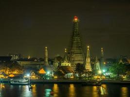 tempel van dageraad pagode onder schemering lucht foto
