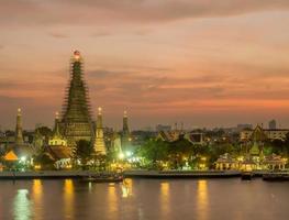 tempel van dageraad pagode onder schemering lucht foto