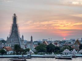 tempel van dageraad pagode onder schemering lucht foto