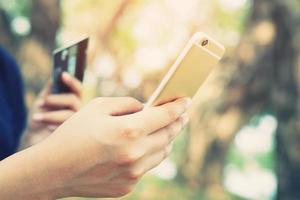 concept vrouw naar boodschappen doen handig ogenblikkelijk. klanten kan gebruik de telefoon naar boodschappen doen online bestellen aankoop verkopen en betaling met credit kaarten Doen niet hebben naar reizen hebben naar winkel op te slaan. foto