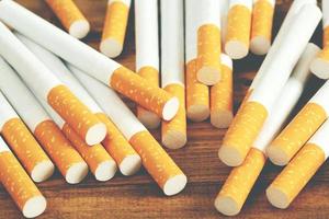 beeld van meerdere commercieel gemaakt sigaretten. stapel sigaret Aan houten. of niet roken campagne concept, tabak foto