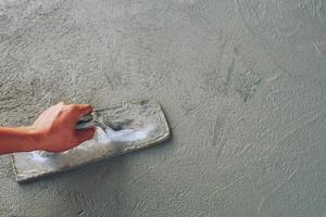beton mengen het is de invoering van cement, steen, zand en water, net zo goed net zo toegevoegd Chemicaliën en andere gemengd materialen. mengen en mengen samen in de gespecificeerd verhouding naar verkrijgen een consequent concreet. foto