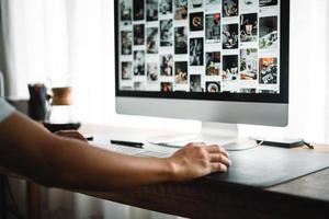 werken en vind informatie Aan computer foto