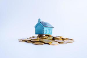 model- huis met aambeien van contant geld net zo fundament. leningen en echt landgoed concept foto