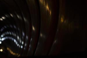 reflectie van afm licht in een sprankelend transparant oppervlak. de spel van reflecties van elektrisch licht in de tunnel. foto