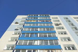 blauw balkons. hoogbouw gebouw in stad. facade van huis. appartement huis. stedelijk ontwikkeling. foto