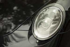 auto koplamp. zwart auto met wit koplamp. voertuig lichaam onderdelen. foto