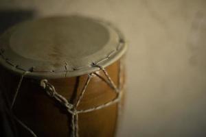 Afrikaanse trommel. akoestisch instrument. schok indringing Bij huis. bruin boom. foto