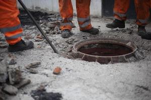 weg reparatie. installatie van stoepranden Aan de snelweg. foto