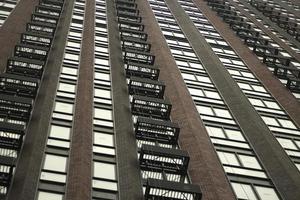 ramen in de gebouw. lucht conditioners zijn niet geïnstalleerd in de rooster. foto